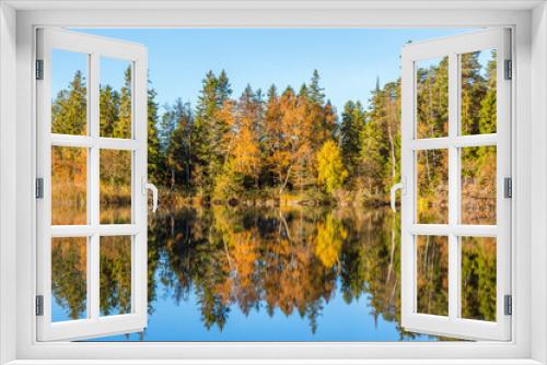 Fototapeta Naklejka Na Ścianę Okno 3D - Autumn at the lake in the woods with water reflections