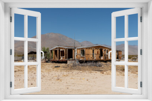 Fototapeta Naklejka Na Ścianę Okno 3D - Abandoned house camper trailer in the middle of the desert in California's Mojave desert, near Ridgecrest. 