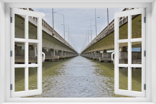 Fototapeta Naklejka Na Ścianę Okno 3D - bridge over river in the city