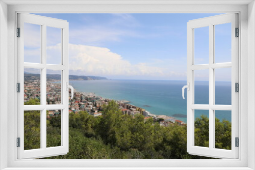 Fototapeta Naklejka Na Ścianę Okno 3D - Widok włoskiej plaży i miast z górskich szlaków