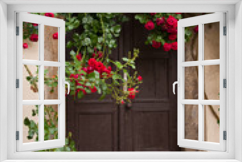 Fototapeta Naklejka Na Ścianę Okno 3D - Red roses door