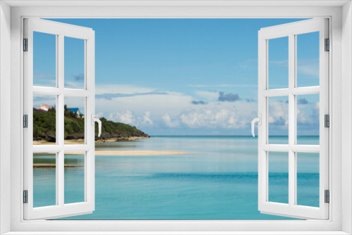Fototapeta Naklejka Na Ścianę Okno 3D - 遠浅の白い砂浜のある海岸と快晴の空