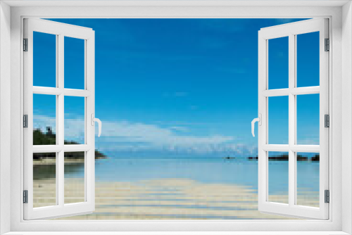 Fototapeta Naklejka Na Ścianę Okno 3D - 遠浅の白い砂紋のある海岸と快晴の空