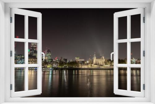 Fototapeta Naklejka Na Ścianę Okno 3D - View of the Tower of London at night with bright lights