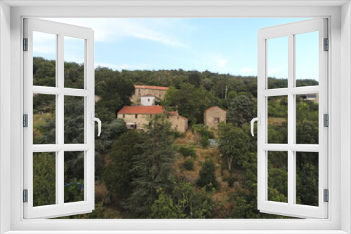 Village de montagne dans les Cévennes, vue aérienne