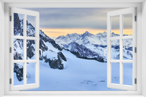 Fototapeta Naklejka Na Ścianę Okno 3D - Panoramic view of the high winter mountains at sunset near Chamonix in France.