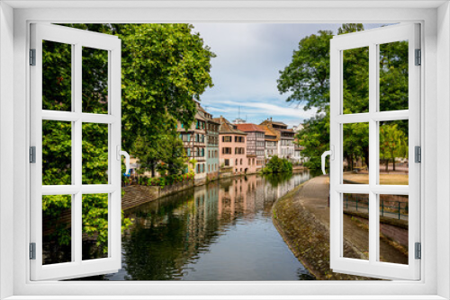 Fototapeta Naklejka Na Ścianę Okno 3D - La petite france vue depuis les ponts couverts de Strasbourg