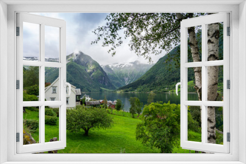 Fototapeta Naklejka Na Ścianę Okno 3D - Urlaub in Süd-Norwegen: Balestrand am Sognefjord - die Bucht mit Häusern, Bergen, Wasser, Schnee