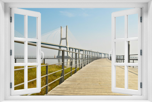 Fototapeta Naklejka Na Ścianę Okno 3D - Steg an der Vasco da Gama-Brücke