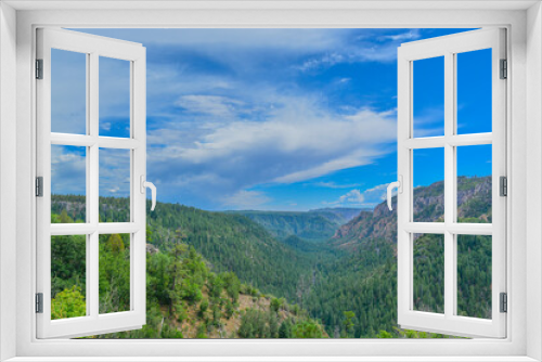 Fototapeta Naklejka Na Ścianę Okno 3D - Beautiful view from Oak Creek Vista in the mountains of Arizona pine forest.