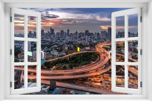 Fototapeta Naklejka Na Ścianę Okno 3D - Bangkok downtown highway at sunset