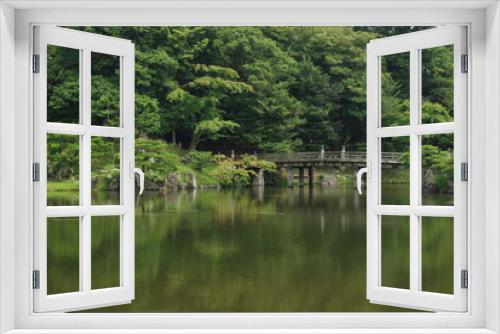 Fototapeta Naklejka Na Ścianę Okno 3D - 池にかかる木橋