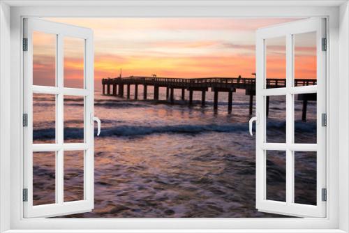 Fototapeta Naklejka Na Ścianę Okno 3D - Sunrise through a fishing pier  at the beach at St Augustine, Florida.