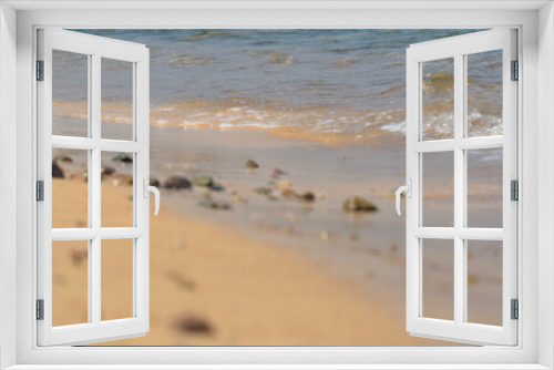 Fototapeta Naklejka Na Ścianę Okno 3D - 바닷가의 모래와 자갈이 보이는 아름다운 풍경