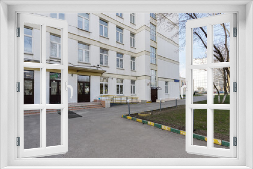 Fototapeta Naklejka Na Ścianę Okno 3D - School building with an empty courtyard.