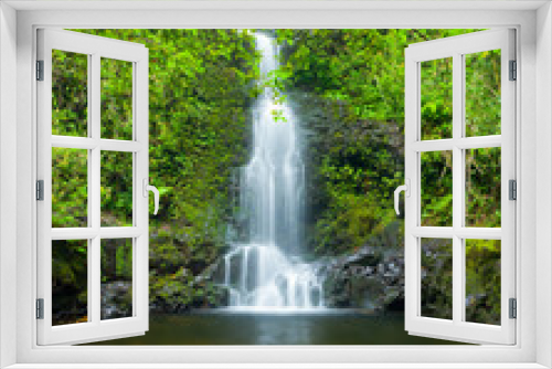 Fototapeta Naklejka Na Ścianę Okno 3D - Beautiful Lush Waterfall in Hawaii