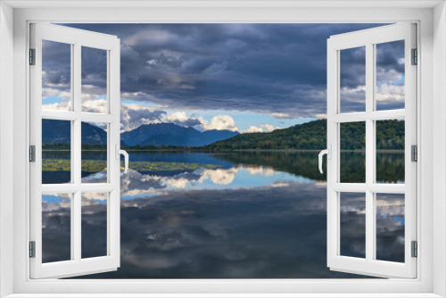 Fototapeta Naklejka Na Ścianę Okno 3D - Mountains reflected in lake water
