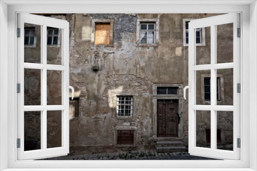 Fototapeta Naklejka Na Ścianę Okno 3D - Die verwitterte Fassade eines alten, verlassenen Hauses