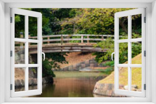 Fototapeta Naklejka Na Ścianę Okno 3D - 日本庭園の池に架かる木の橋