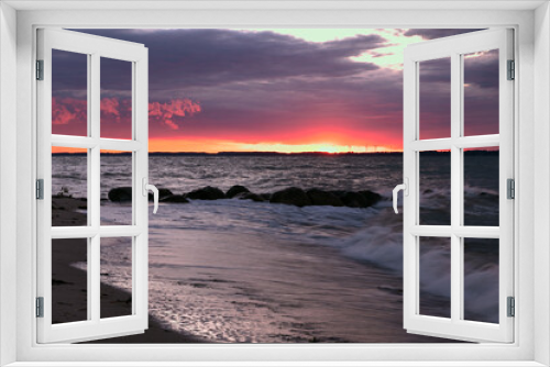 Fototapeta Naklejka Na Ścianę Okno 3D - dramatischer Himmel mit Wellenl am Meer bei Sonnenuntergang