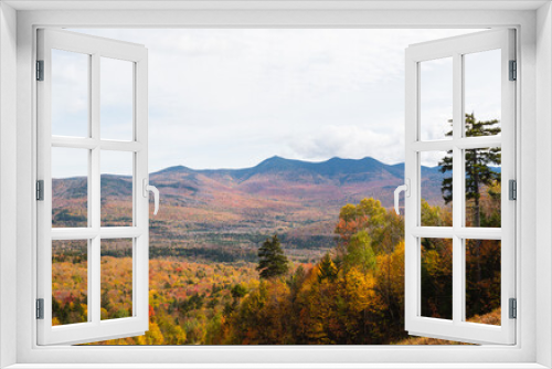Fototapeta Naklejka Na Ścianę Okno 3D - Beautiful leaves changing fall mountains background in New Hampshire
