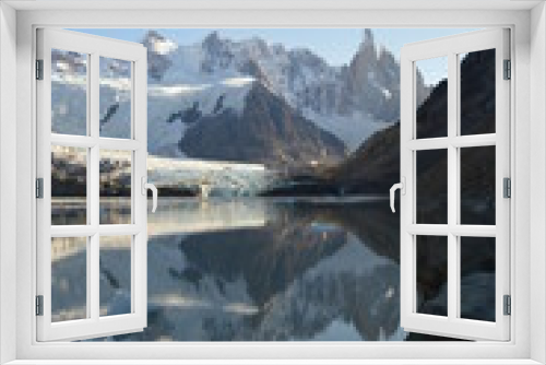 Fototapeta Naklejka Na Ścianę Okno 3D - Hiking around the icy glacial lakes of El Chalten, Laguna de los Tres and Fit Roy Mountains in Patagonia, Argentina