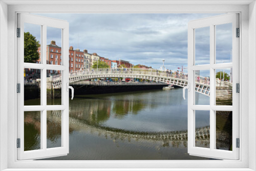 Fototapeta Naklejka Na Ścianę Okno 3D - The Ha'penny bridge in Dublin City, Ireland