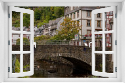 Fototapeta Naklejka Na Ścianę Okno 3D - Brücke über den Fluss in der Altstadt von Monschau in Nordrhein-Westfalen, Deutschland 