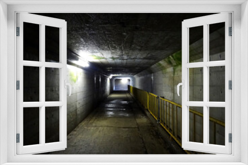 Fototapeta Naklejka Na Ścianę Okno 3D - コンクリートの地下通路と照明