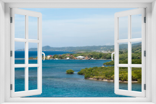 Fototapeta Naklejka Na Ścianę Okno 3D - Roatan Resort Island Coastline