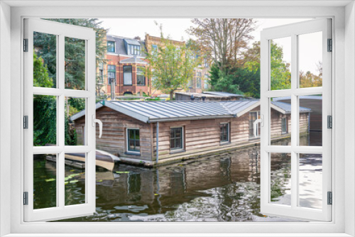 Fototapeta Naklejka Na Ścianę Okno 3D - Wooden houseboats in a canal in the city of Leiden, Holland.