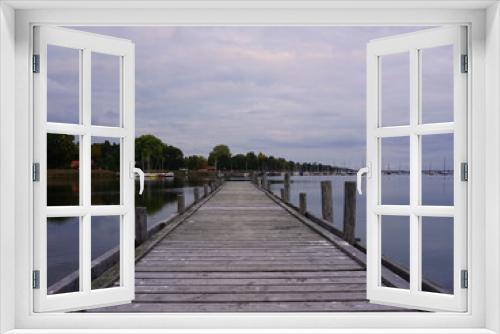 Fototapeta Naklejka Na Ścianę Okno 3D - Blick über einen Holzsteg zum Ufer vom Steinhuder Meer in Niedersachsen
