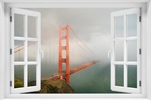 Fototapeta Naklejka Na Ścianę Okno 3D - golden gate bridge in fog