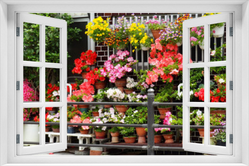 Fototapeta Naklejka Na Ścianę Okno 3D - 住宅の軒先の植木鉢