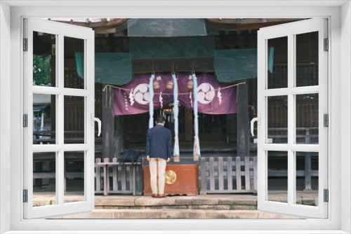 Fototapeta Naklejka Na Ścianę Okno 3D - man bowing after prayer at local japanese temple