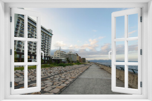 Fototapeta Naklejka Na Ścianę Okno 3D - ホテルが並ぶ別府湾沿いの海岸線