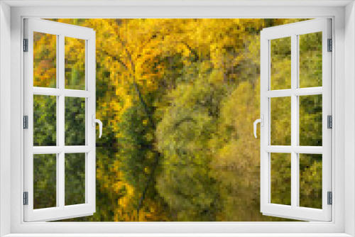 Fototapeta Naklejka Na Ścianę Okno 3D - Farbenfroher Herbstwald in Wasserspiegelung am Flussufer