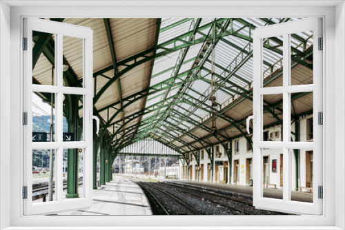 Fototapeta Naklejka Na Ścianę Okno 3D - Gare avec une structure métallique et verrière moderne et industrielle - Style architectural industriel