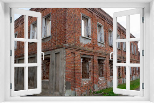Fototapeta Naklejka Na Ścianę Okno 3D - abandoner old red brick building without roof in town