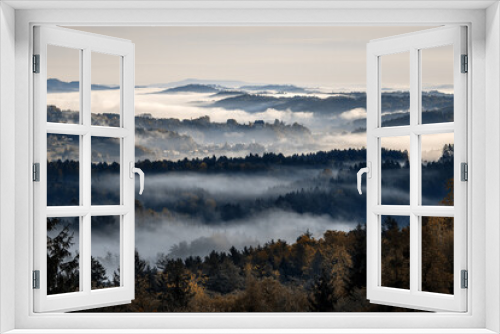 Fototapeta Naklejka Na Ścianę Okno 3D - Idyllische Aussicht auf eine Landschaft in der Steiermark im Herbst früh Morgens bei Nebel