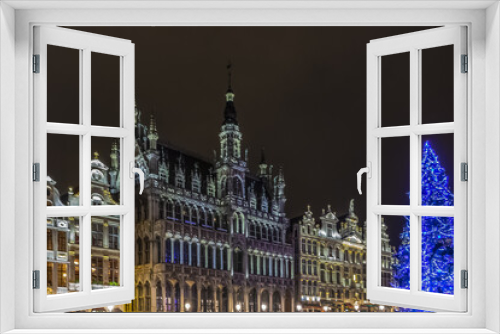 Fototapeta Naklejka Na Ścianę Okno 3D - Famous Grand Place (Grote Markt) with big Christmas tree at night - the central square of Brussels. BRUSSELS, BELGIUM. 