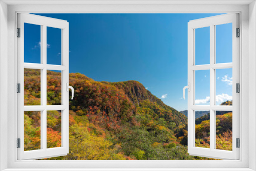 Fototapeta Naklejka Na Ścianę Okno 3D - 紅葉の山々