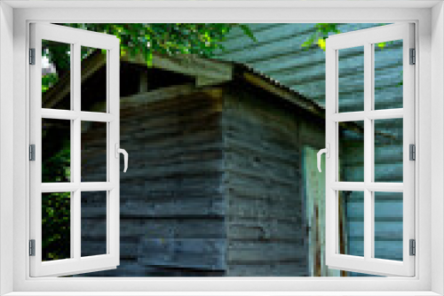 Fototapeta Naklejka Na Ścianę Okno 3D - 老朽化した板張りの物置小屋