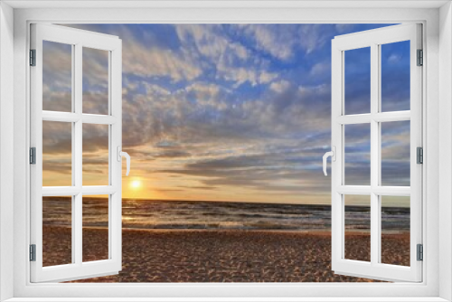 Fototapeta Naklejka Na Ścianę Okno 3D - Zachód slońca na plaży z niebieskim niebem i pieknym słońcem
