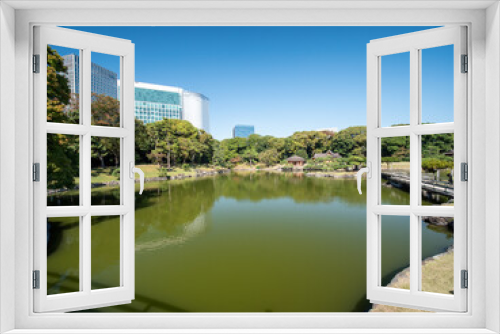 Fototapeta Naklejka Na Ścianę Okno 3D - 秋晴れの青空広がる東京の浜離宮庭園の風景　10月