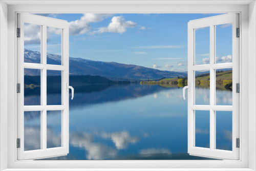 Fototapeta Naklejka Na Ścianę Okno 3D - のどかな湖岸の風景