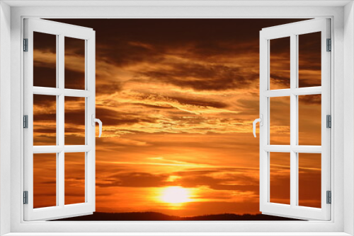 Fototapeta Naklejka Na Ścianę Okno 3D - Glühend orange-roter Himmel bei Sonnenuntergang