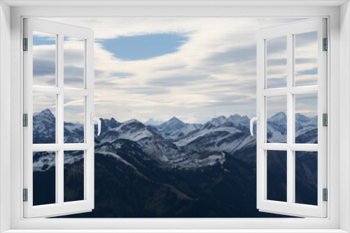 Fototapeta Naklejka Na Ścianę Okno 3D - Panorama-Blick über die schneebedeckten Alpen in Tirol in Österreich bei guter Fernsicht und leicht bewölktem Himmel