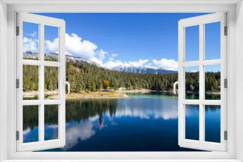 Fototapeta Naklejka Na Ścianę Okno 3D - Aussicht des Caumasee mit Spiegelung