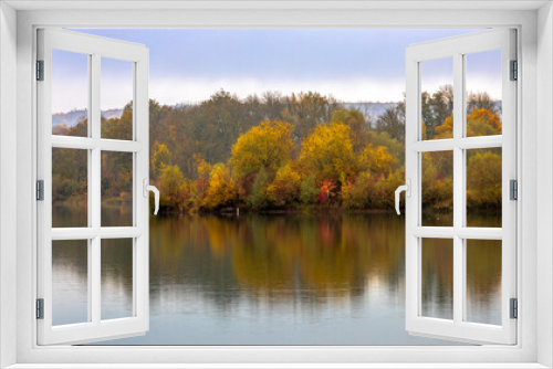 Fototapeta Naklejka Na Ścianę Okno 3D - Bunte Bäume im Morgennebel an einem kleinen See in Bayern im Herbst